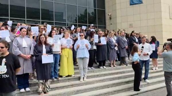 activitatea in instante si parchete este blocata grefierii protesteaza fata de legea salarizarii se vor face doar lucrari urgente