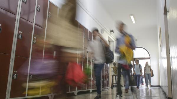 elevii si profesorii sunt liberi vineri cand este ziua invatatorului orele nu trebuie recuperate ulterior
