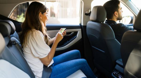 fluturi vii lapte matern sau acte de divort cele mai bizare descoperiri din masinile uber lista cu obiecte ciudate uitate de clienti