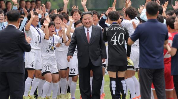 fotbalistele care i au adus lui kim jong un cupa asiei topaie plang si rad in acelasi timp cand il vad pe acesta pe teren video