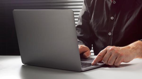 mi5 arata cum spionii chinezi pacalesc militari si angajati din guvernul britanic pe linkedin se dau recrutori ca sa le afle secrete
