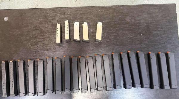 politistii din giurgiu au gasit 25 de incarcatoare de pistol si 465 de pachete de tigari intr un autocar sub scaunele pasagerilor