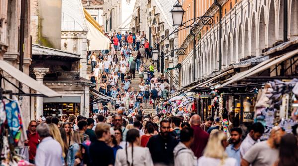 proteste in peste 40 de orase care sunt destinatiile europene unde turistii nu mai sunt bineveniti