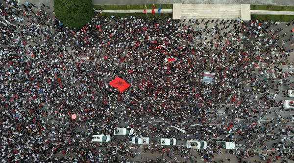 albania nu e de vanzare mii de oameni au protestat iar revoltati ca ginerele lui trump vrea sa ridice hoteluri printre flamingo