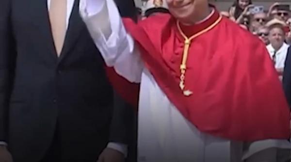 Papa Leon a fost primit cu onoruri militare și cu salve de tun în Spania