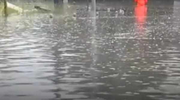 Avertizare imediată de la ANM. Cod portocaliu de averse, grindină și vânt puternic. Străzile din Constanța s-au transformat în râuri