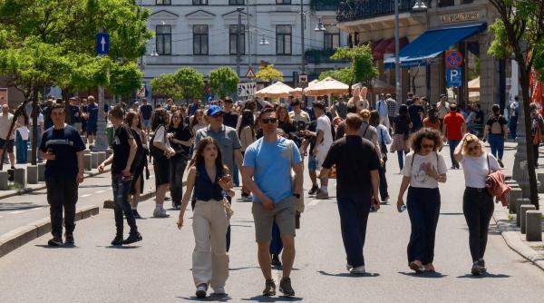 calea victoriei din bucuresti redevine pietonala cu ocazia strazi deschise atelier de pictura tur ghidat si dezbateri duminica
