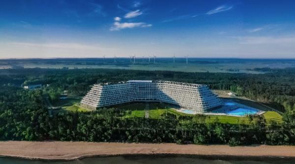 cel mai mare hotel de la marea baltica se deschide in polonia are 13 etaje si 1 240 de camere dar nu toate sunt gata