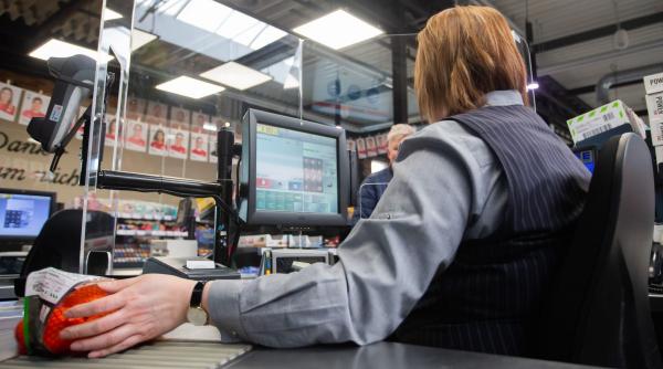 cum a reusit sa fure o casiera a unui supermarket 100 000 de euro fara ca sefii sa observe