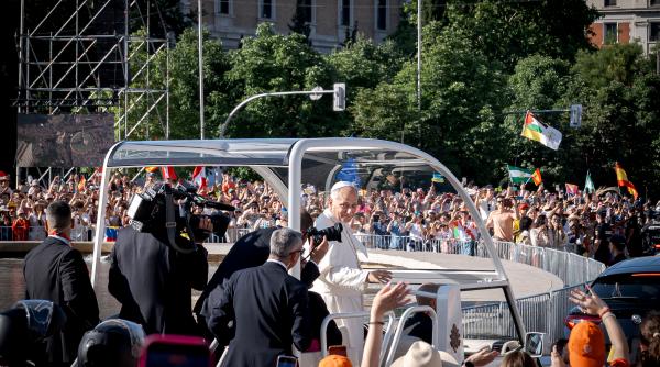 peste 1 2 milioane de oameni au participat la sluja oficiata de papa leon duminica in centrul madridului