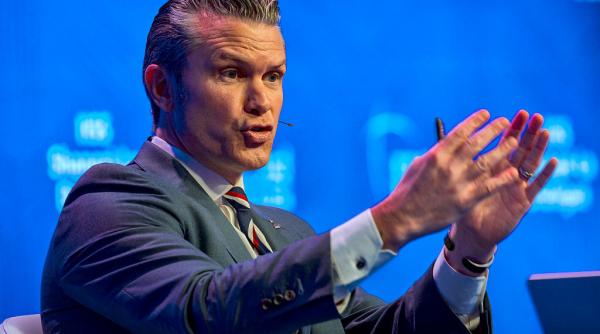 pete hegseth ataca europa pentru invazia migrantilor pe plajele sale in discursul rostit la 82 de ani de la debarcarea in normandia