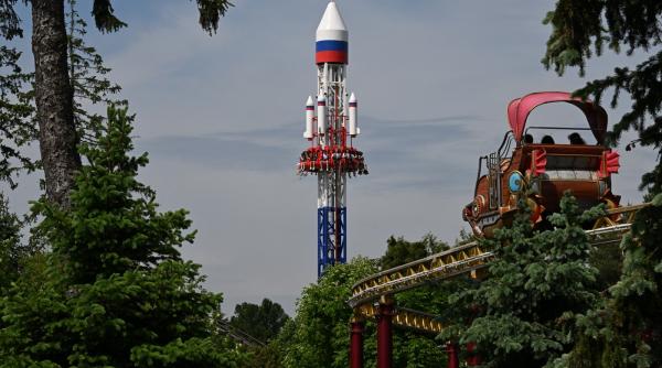 rusii se dau in oresnik intr un parc de distractii din sankt petersburg