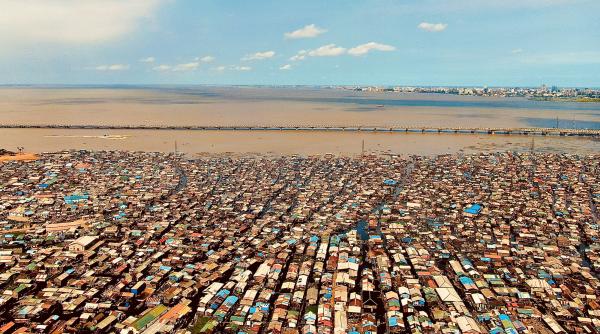 venetia africii cum e viata in cea mai mare mahala plutitoare din lume zeci de mii de oameni locuiesc in colibe pe piloni de lemn