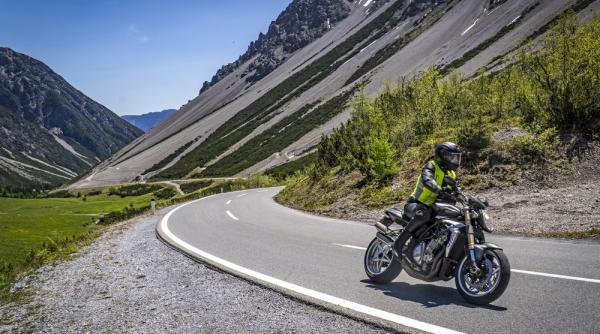 road trip pe o motocicleta naked roadster ce trebuie sa stii