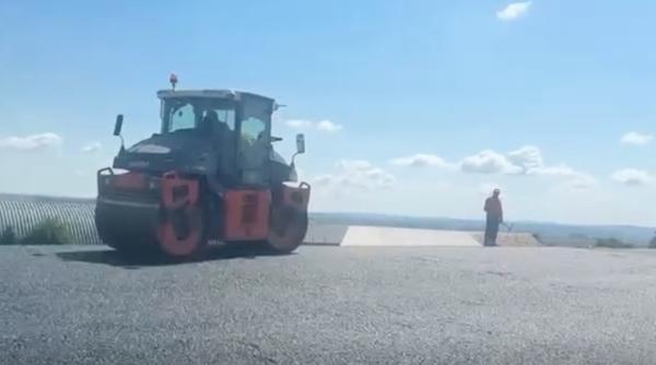 se asfalteaza ultimii km din lotul 2 al sectiunii focsani bacau de pe autostrada moldovei ce sector de drum se deschide vara asta