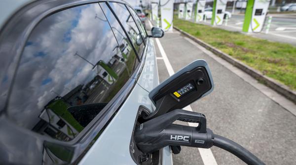 surpriza pe piata auto creste numarul achizitiilor de masini noi miscare spectaculoasa pe segmentul electrificat