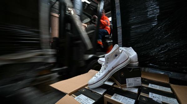 38 000 de perechi de pantofi au stat 15 ani in depozite secrete acum au ajuns intr un tocator industrial