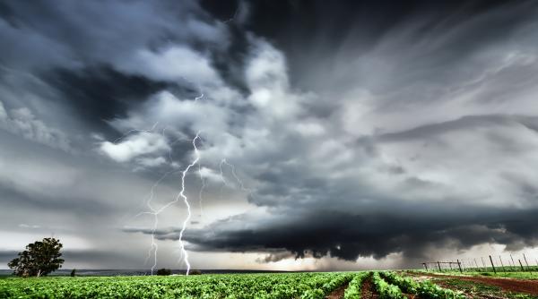 alerta meteo imediata cod rosu de furtuni cu grindina mare emisa de anm lista localitatilor afectate
