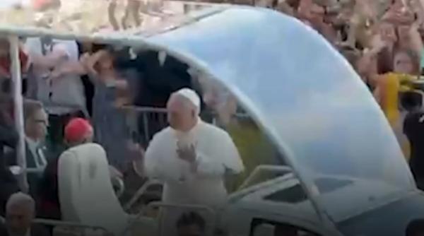 Moment viral în Barcelona: Papa Leon salută mulțimea și face gestul "6-7"