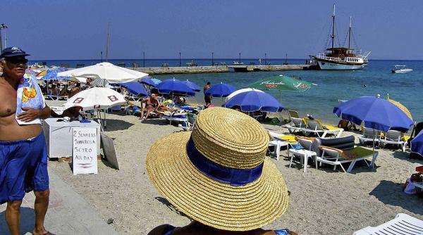 pe plajele din grecia turistii sunt tot mai inventivi ca sa si tina blocat locul pe nisip amenda pe care o risca e de sute de euro