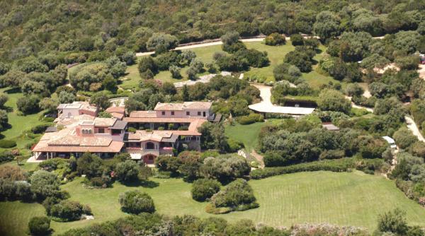 villa certosa care i a apartinut lui berlusconi are buncar nuclear un vulcan artificial si un pret record de vanzare