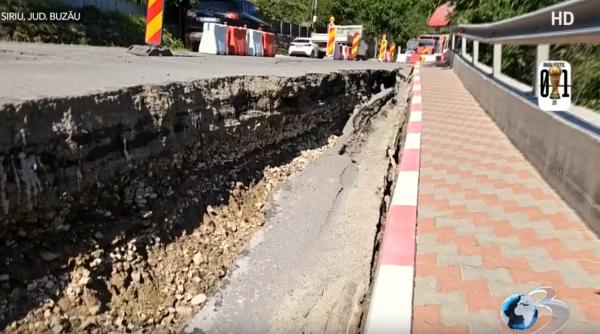 dn 10 care leaga buzaul de brasov este in pericol de prabusire la siriu o portiune s a rupt dupa viituri si risca sa cada peste case