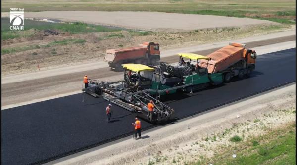 imagini aeriene de la asfaltarea lotului 3 al autostrazii a7 bacau pascani cnair se lucreaza si relocarea retelei de utilitati