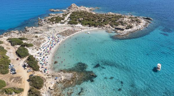 in sardinia turistii se lovesc de tot mai multe restrictii pana si umbrelele de soare au fost interzise pe o plaja celebra