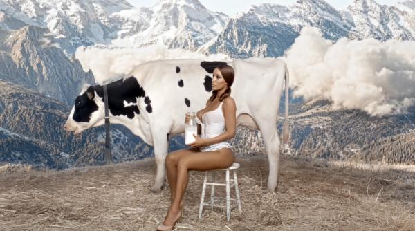kanye west si bianca censori socheaza din nou cu un videoclip muzical bizar in care sotia artistului mulge vaca aproape dezbracata