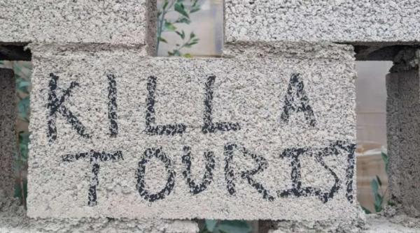 omorati un turist mesajul socant aparut pe un zid intr o destinatie iubita de romani sunt anuntate proteste de amploare