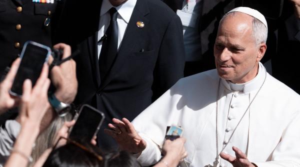 papa leon s a intalnit cu bad bunny la madrid suveranul pontif chiar a glumit pe seama momentului