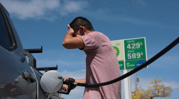 pretul petrolului creste in timp ce stocurile marilor economii sunt pe punctul sa scada la cel mai mic nivel din ultimii 20 de ani