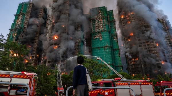 sapte persoane si doua companii puse sub acuzare pentru incendiul mortal din hong kong din 2025 infernul ar fi pornit de la o tigara