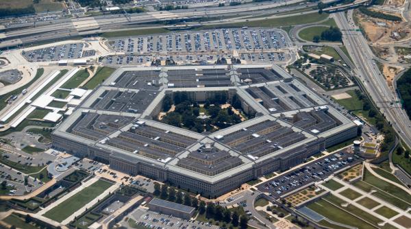 alerta la pentagon din cauza unui incident cu substante periculoase pompierii poarta echipament de protectie chimica