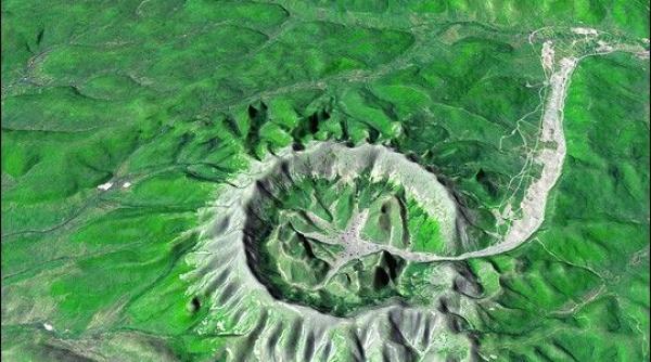 imaginea care a nedumerit nasa inel perfect cu diametrul de 6 8 km in orientul indepartat al rusiei nu e nici crater nici vulcan