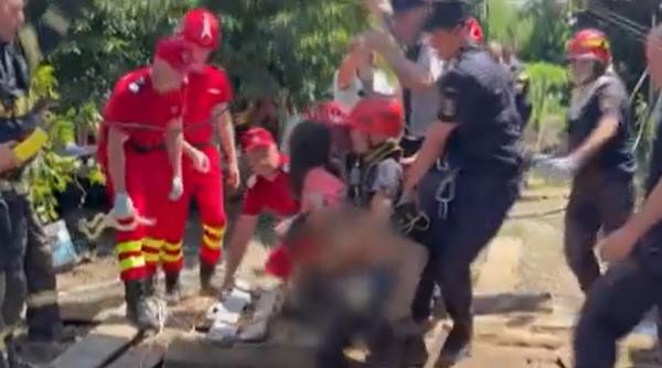 imagini emotionante cu o fetita din vrancea scoasa dintr o groapa adanca de 8 metri nu mi a dat drumul pana sus m a busit plansul