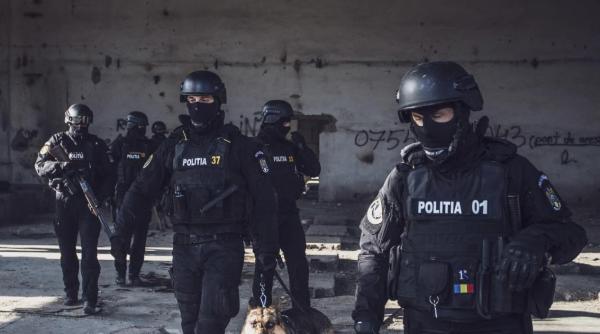 patru tiktok eri care nu si au declarat venituri de peste 3 000 000 de lei au fost ridicati de politie si dusi la audieri