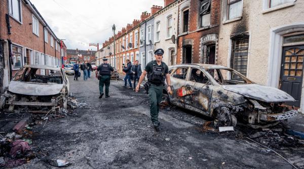 romanii din belfast au cerut ajutorul mae protestatarii violenti le au vandalizat locuintele unii vor sa se intoarca in romania