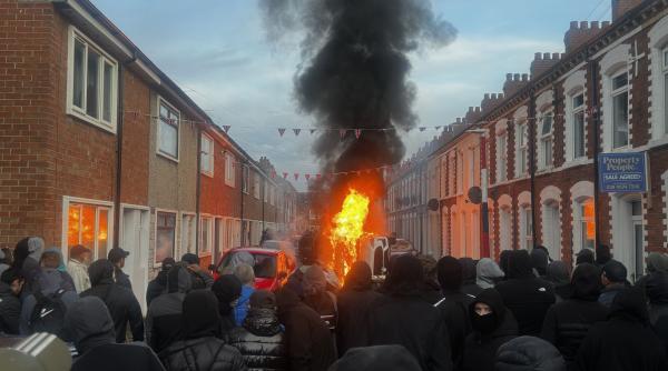 vanatoare de imigranti in belfast sute de barbati mascati au mers din usa in usa o asistenta a fost urmarita pana intr un spital