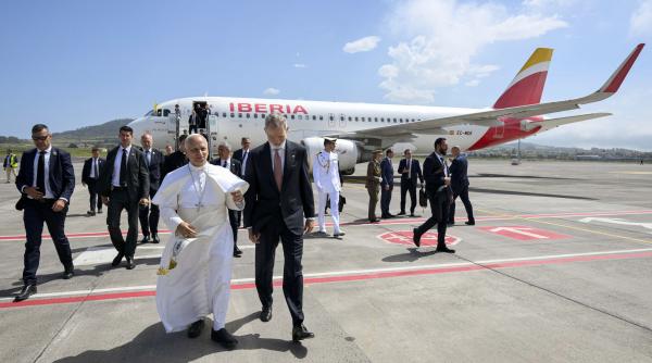 avionul papei leon s a stricat in insulele canare suveranul pontif a fost dat jos din aeronava inainte de decolare