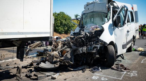 carnagiu pe autostrada m1 din ungaria un microbuz din republica moldova a intrat intr un camion opt oameni au murit
