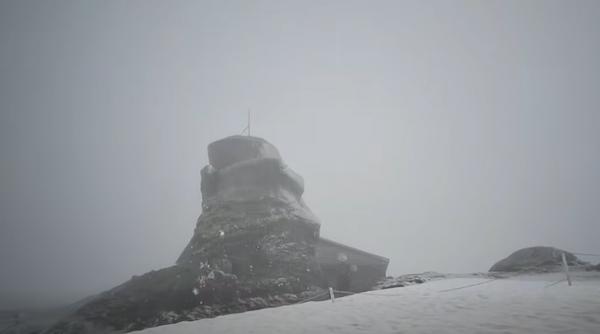 ninge pe varful omu la inceput de vara imagini spectaculoase de la statia meteo aflata la peste 2 500 de metri altitudine