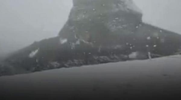 Ninge pe Vârful Omu, la început de vară. Imagini spectaculoase de la stația meteo aflată la peste 2.500 de metri altitudine 