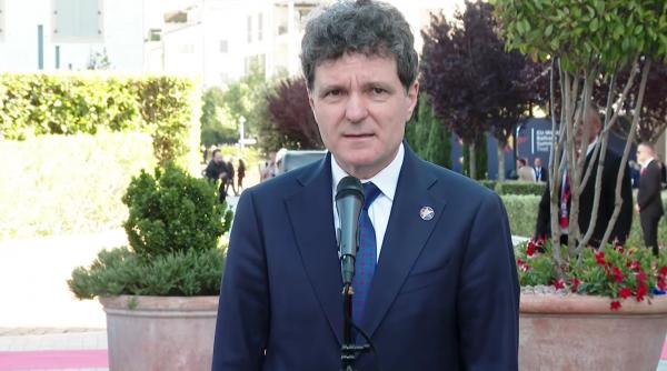 nicusor dan a depus o coroana de flori la monumentul dedicat memoriei victimelor mineriadei din 1990
