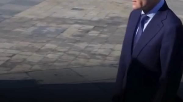 Nicuşor Dan a depus o coroană de flori la Monumentul dedicat memoriei victimelor Mineriadei din 1990