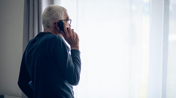 un pensionar a pierdut aproape 400 000 de dolari dupa ce a raspuns la un telefon