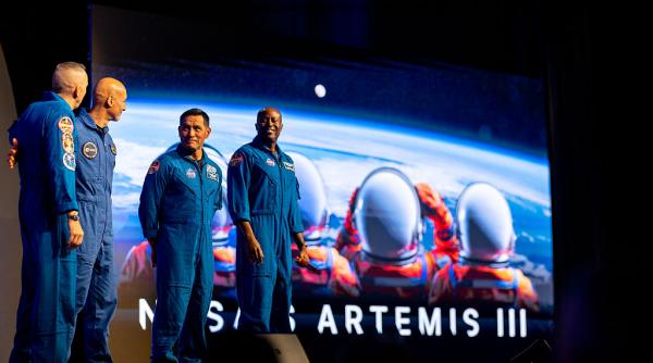 intoarcerea pe luna poate fi in pericol ce trebuie sa rezolve nasa spacex si blue origin pana in 2028