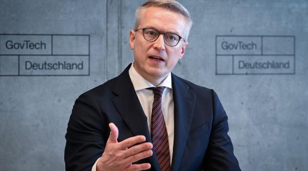 scandal in germania ministrul digitalizarii a fost prins cu discursuri scrise de inteligenta artificiala unul era despre riscurile ai