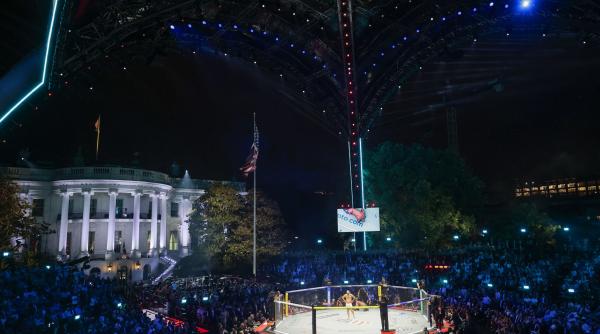 trump a organizat o gala mma cu batai in cusca pe peluza din fata casei albe cel mai mare show de pe planeta