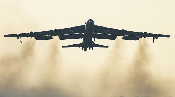 un bombardier strategic b 52 s a prabusit la o baza militara in sua imediat dupa decolare
